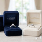 同じテーブルに並べられた、エクセルコダイヤモンドと銀座ダイヤモンドシライシの異なるデザインの指輪ケースとリング