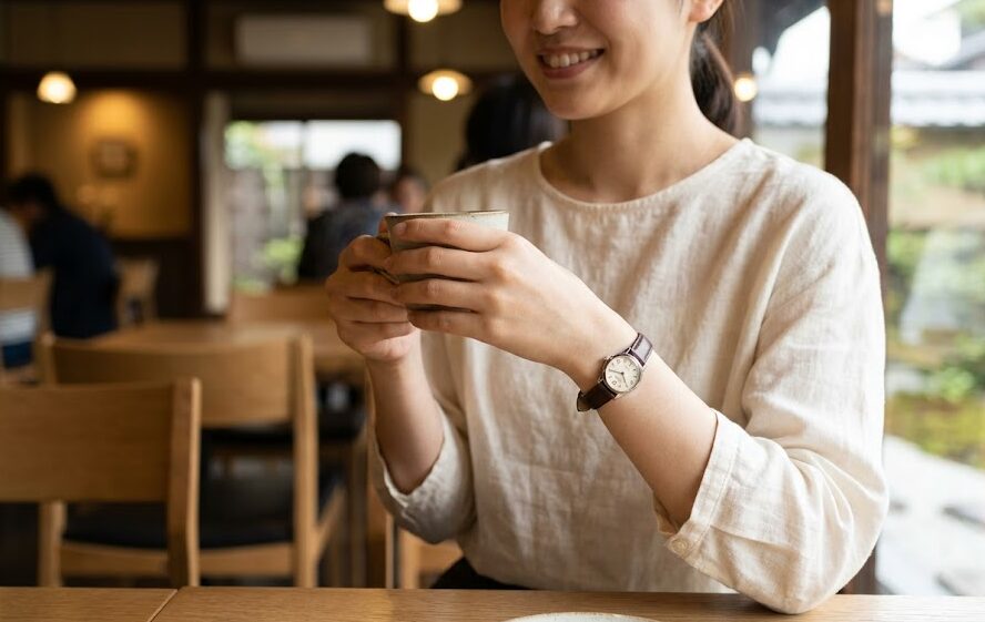 京都のカフェで、26mmのレディース専用モデル（HOLBORN 90-003）を着用した日本人女性。小ぶりでレトロなデザインが、上品で可愛らしい印象を与える
