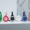 白を基調としたミニマルなスタジオで撮影された、スウォッチ×オーデマピゲの「ロイヤルポップ」の全8色のカラーバリエーションが整然と並ぶ様子。各モデルの鮮やかな色が際立っている。