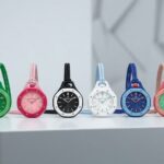 白を基調としたミニマルなスタジオで撮影された、スウォッチ×オーデマピゲの「ロイヤルポップ」の全8色のカラーバリエーションが整然と並ぶ様子。各モデルの鮮やかな色が際立っている。