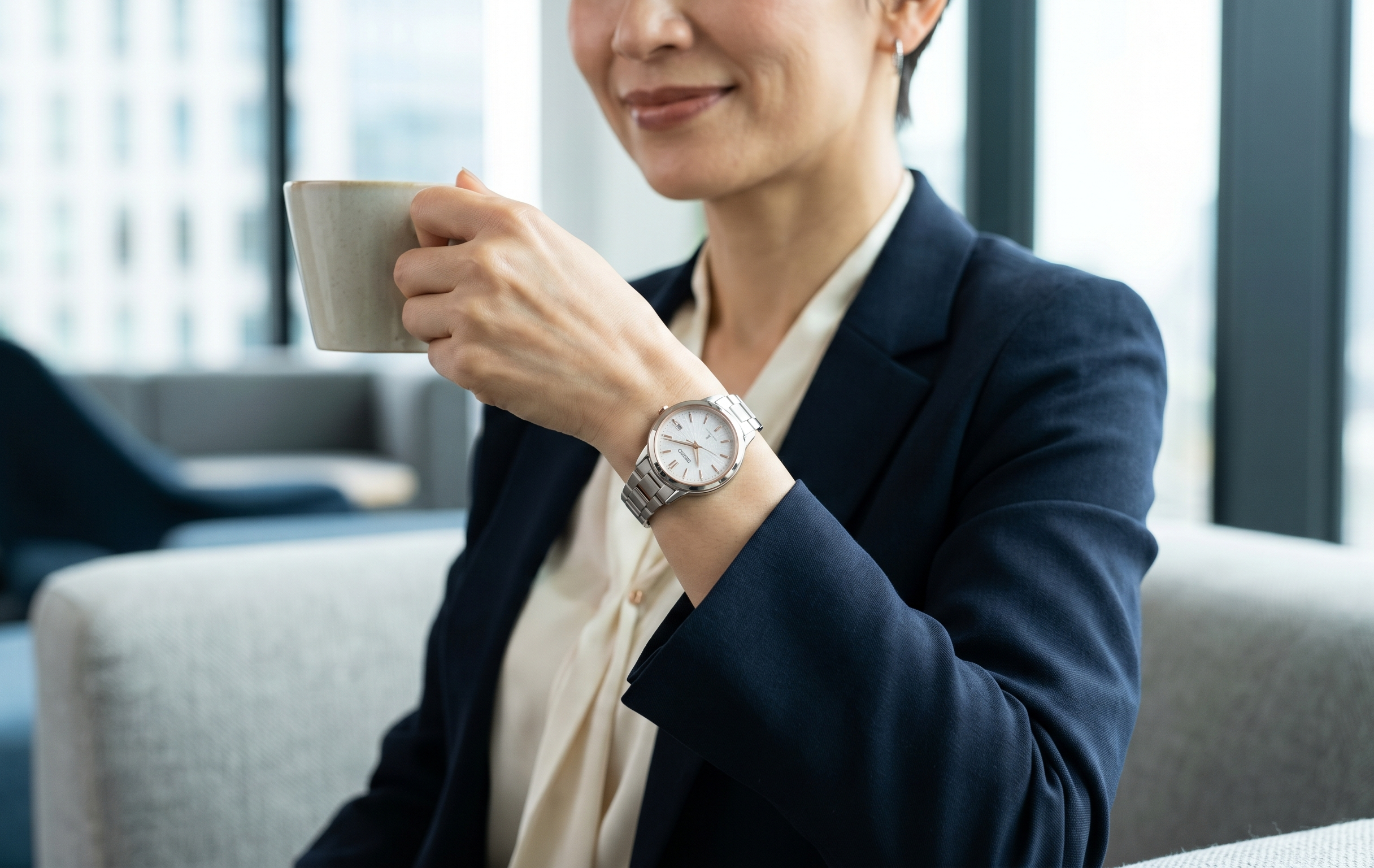 オフィスでセイコールキアを身に着け仕事の合間のコーヒーブレイクでくつろぐ女性。