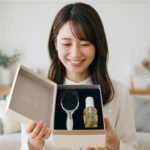日本人女性が笑顔で、ReFaのブラシとヘアミストがセットになった豪華なギフトボックスを開け、その中身を見て喜んでいる瞬間