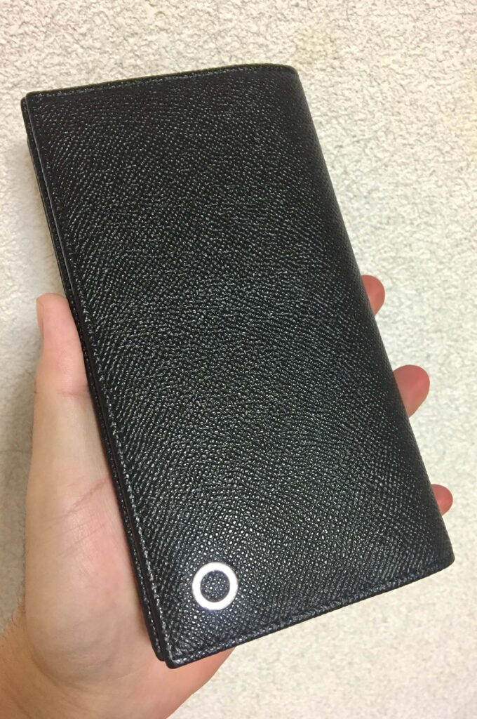ブルガリの黒い長財布をバッグに入るか確認するため手に持ったところ