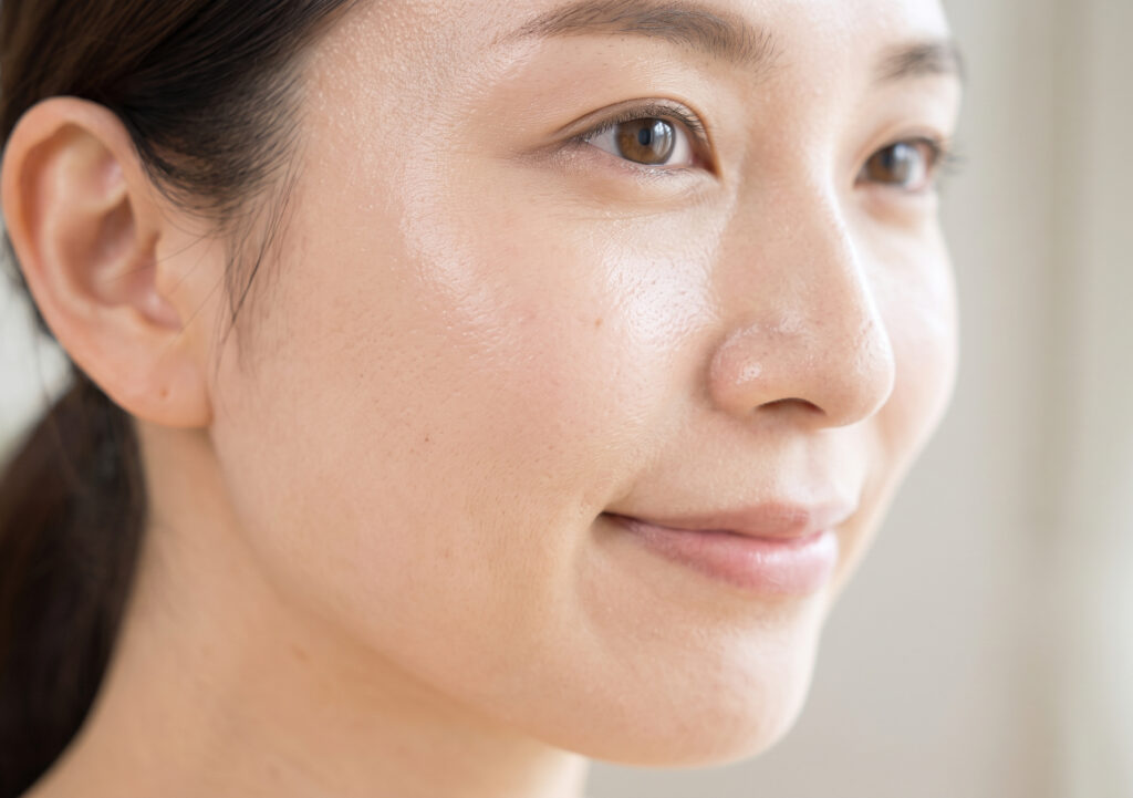アスタリフトBBクリームを塗り、自然で健康的な仕上がりになった日本人の女性の頬のアップ