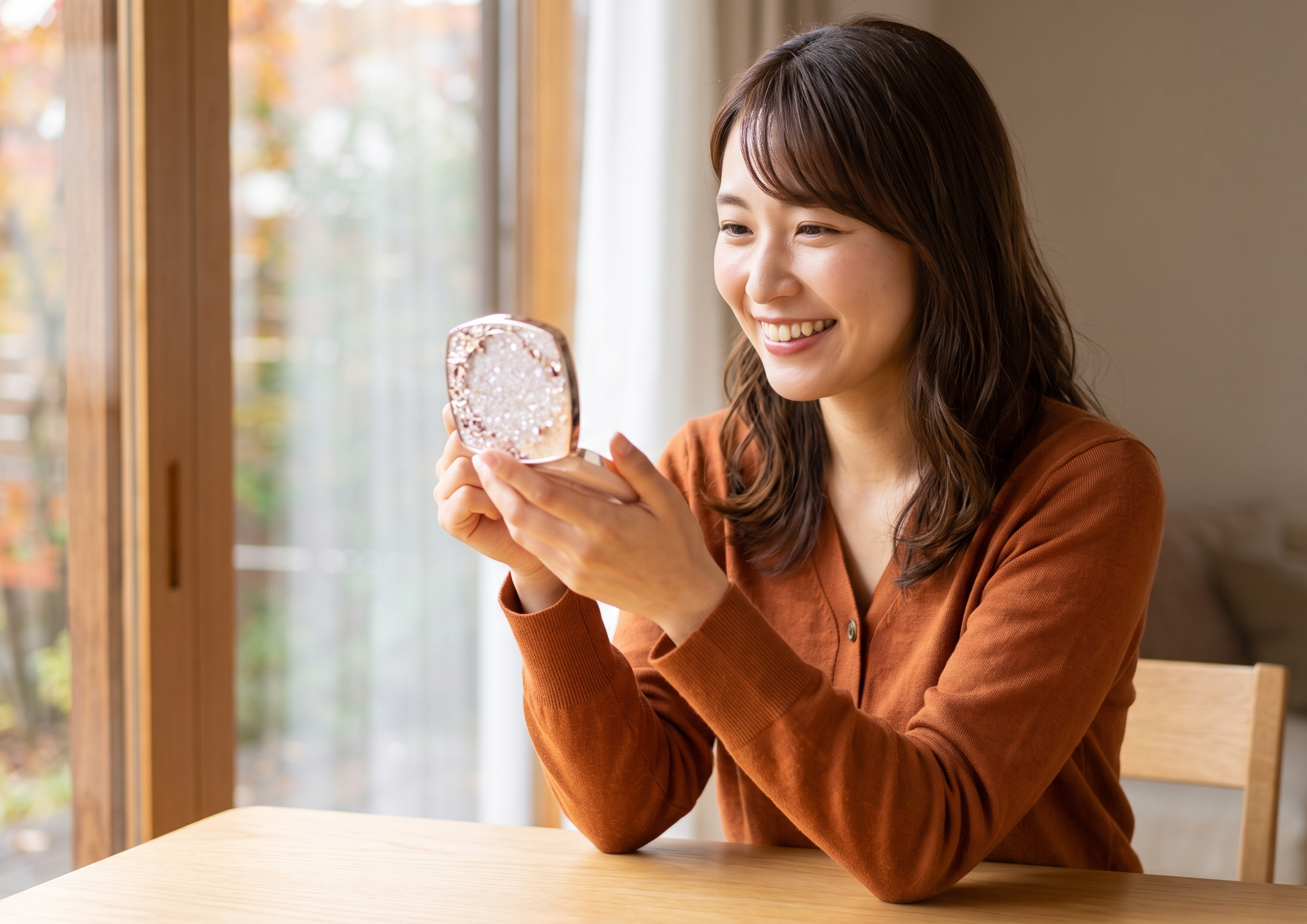 秋の光の中で、新作コスメ（スノービューティー）のコンパクトを嬉しそうに眺める日本人女性