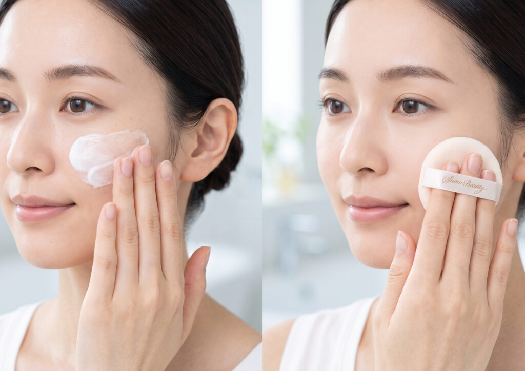 乾燥肌の人がスノービューティーを使うコツ。保湿クリームを塗った後、パウダーを薄く均一にのせる日本人女性。