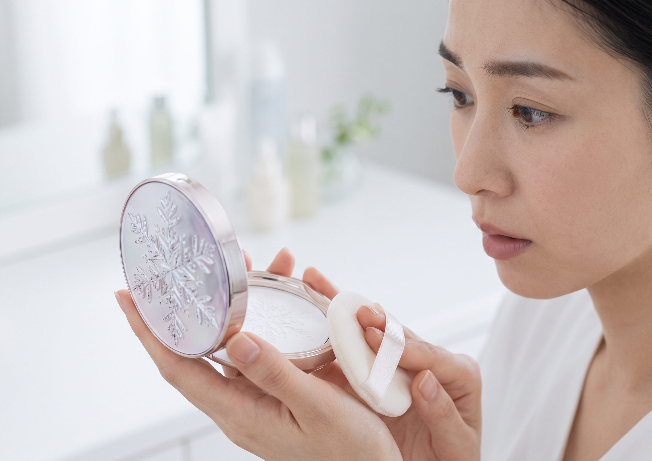 スノービューティーのコンパクトを手に持ち、成分や肌への影響を心配そうに考える日本人女性。