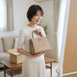 バッグが届き鏡の前で合わせる女性